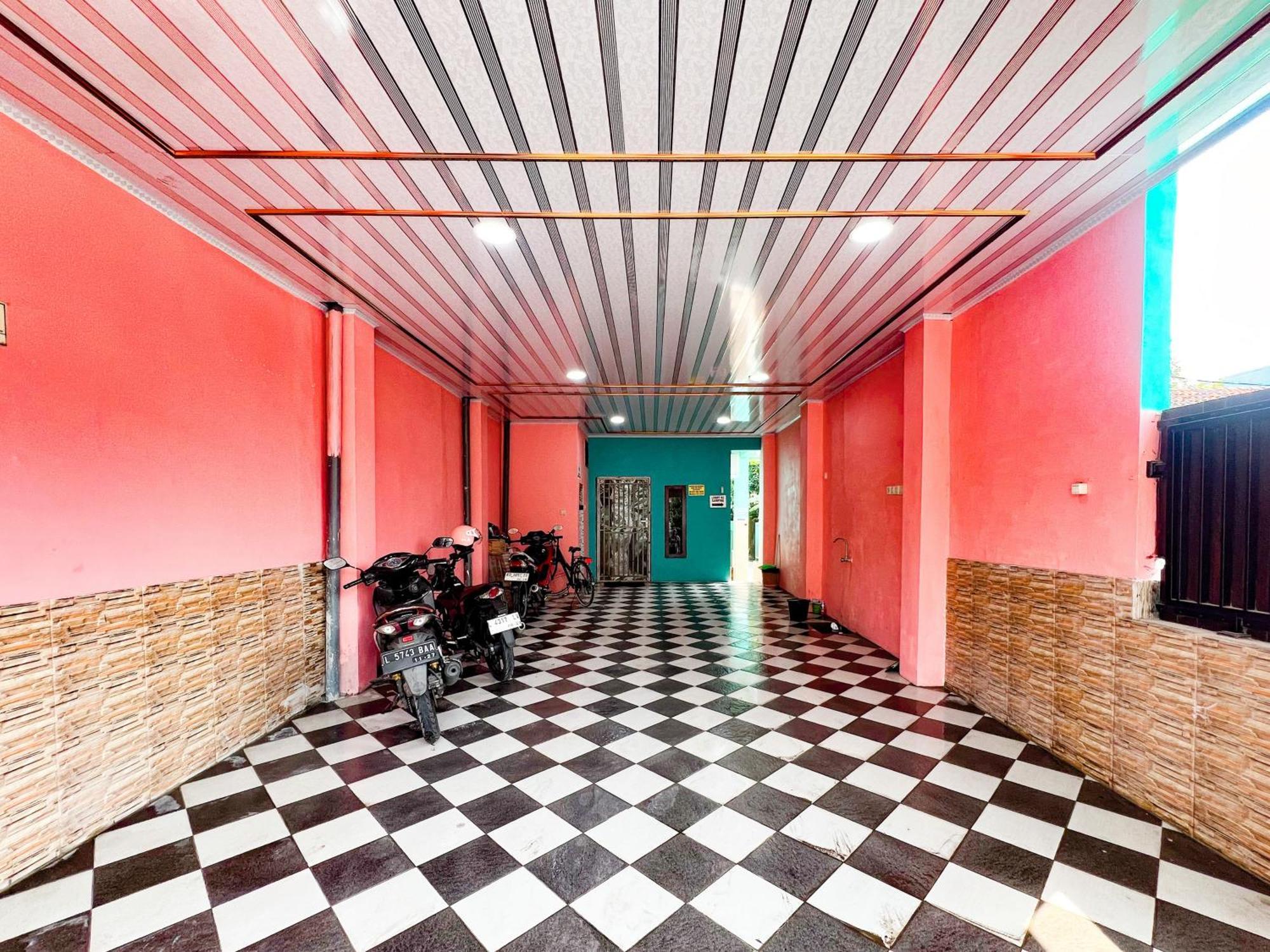 Reddoorz Near Sunrise Mall Mojokerto Bagian luar foto