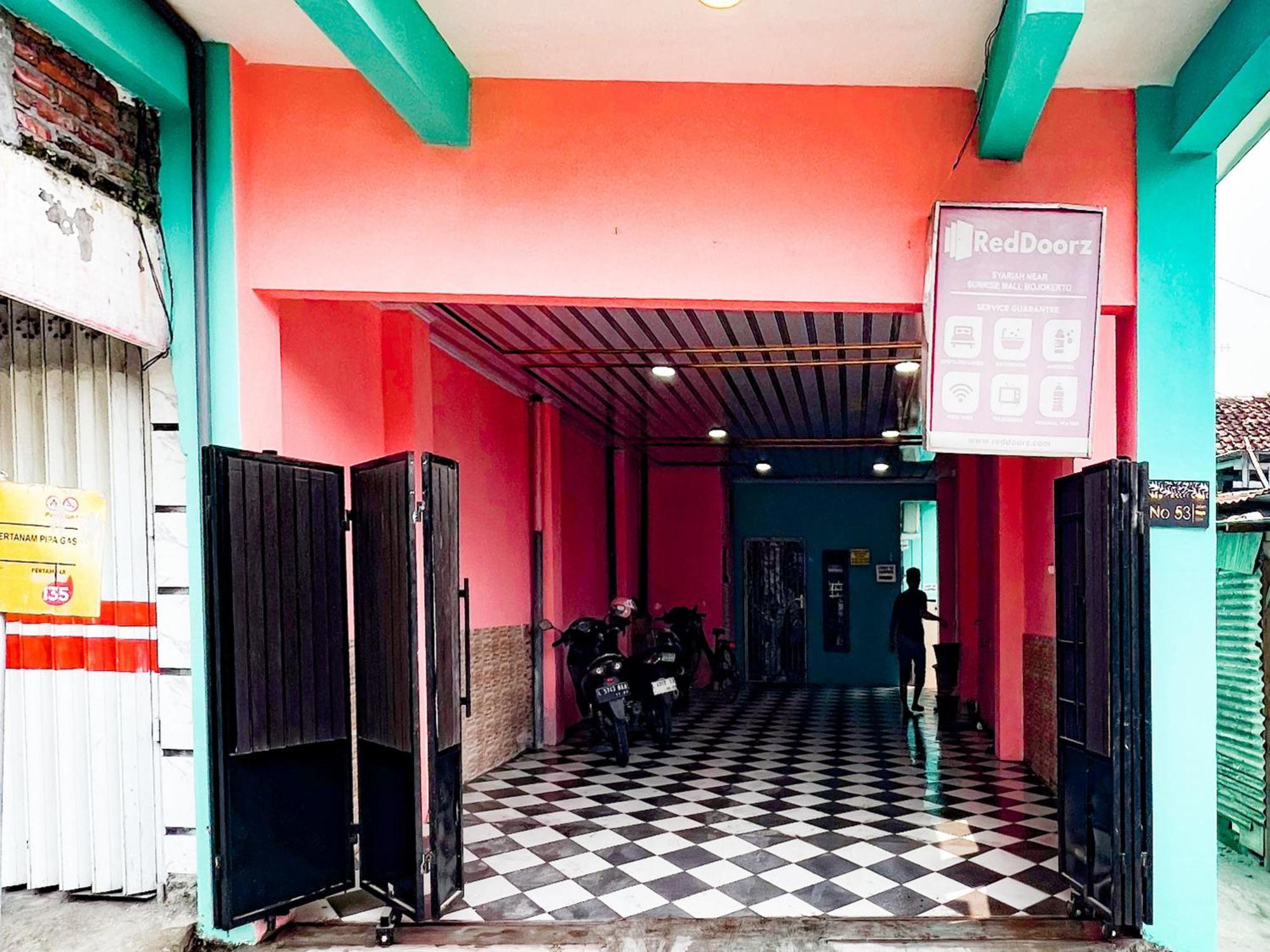 Reddoorz Near Sunrise Mall Mojokerto Bagian luar foto