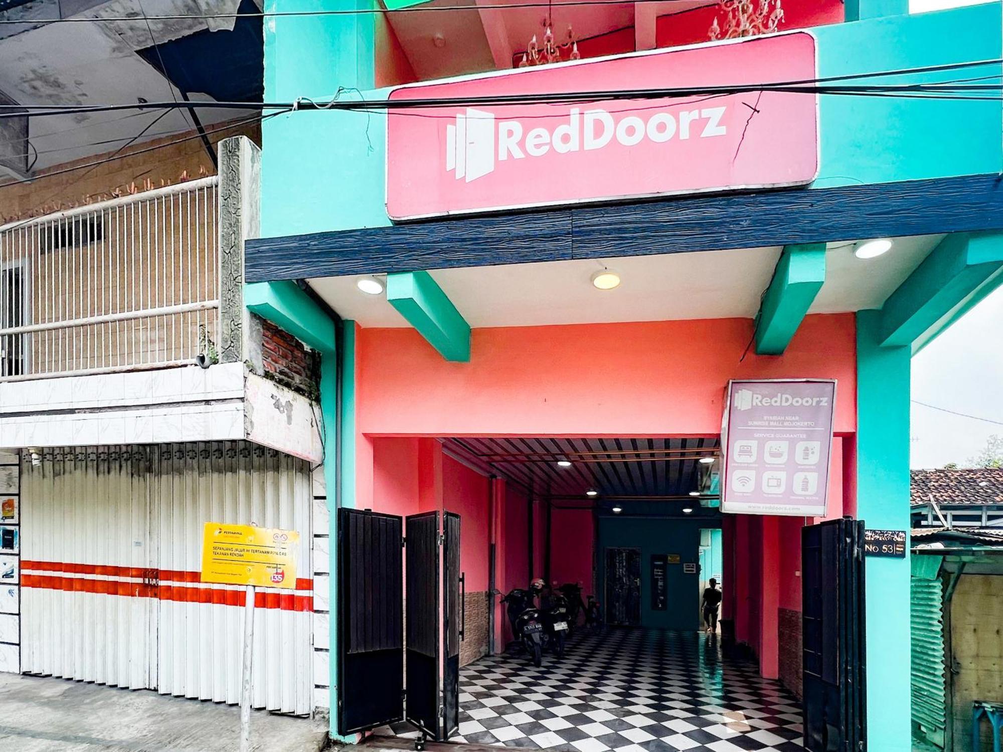 Reddoorz Near Sunrise Mall Mojokerto Bagian luar foto